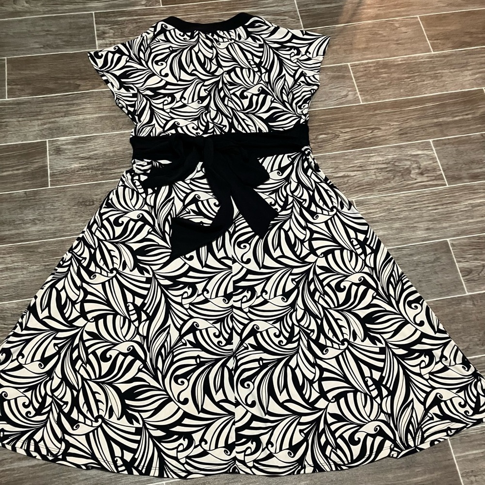 Chic Black and White Patterned Dress - Picture 6 of 7
